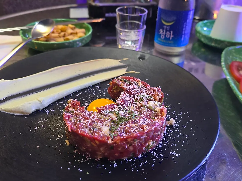 Tuplus yukhoe mezclado con la yema reventada