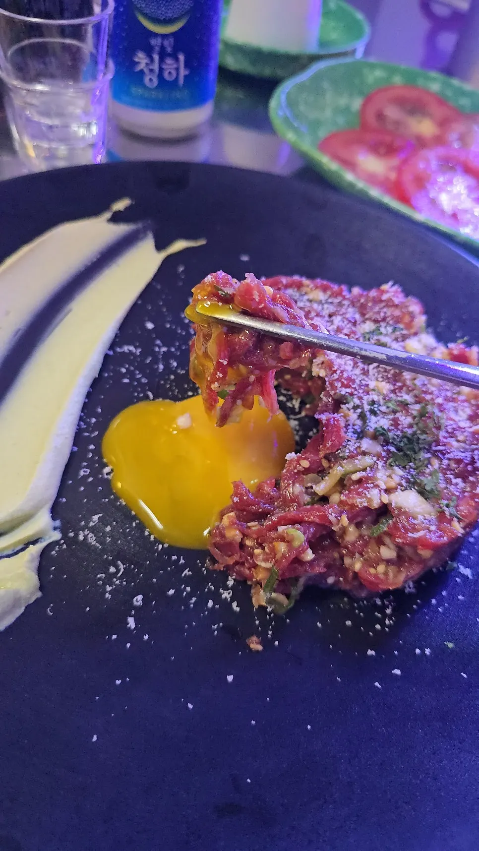 Mesa servida con tuplus yukhoe y aperitivos