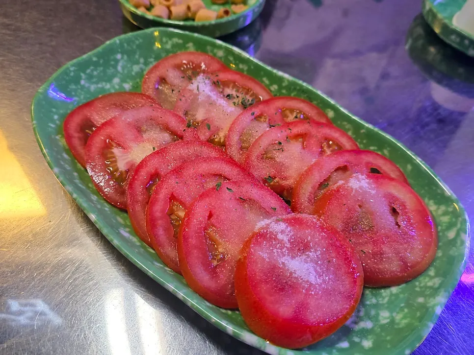 Plato de tomate con azúcar espolvoreado