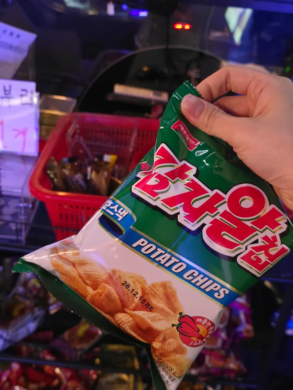 Asientos e iluminación de ambiente retro en Eulji Pocha