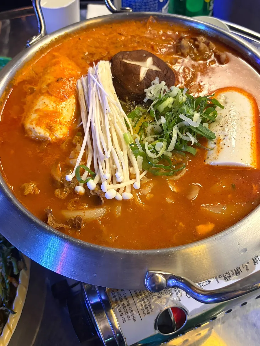 순두부와 야채가 푸짐하게 담긴 순두부칼국수