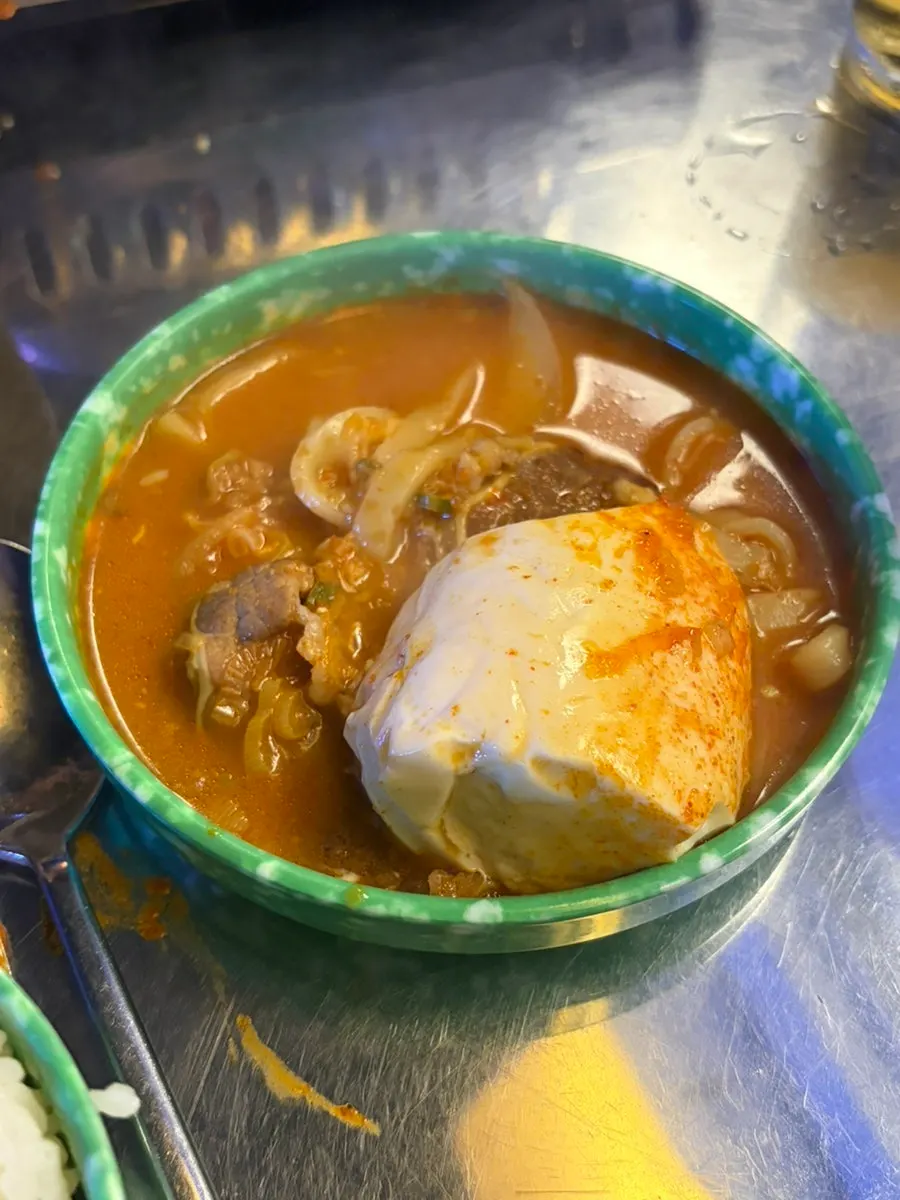 국물과 면을 건져 올린 순두부칼국수
