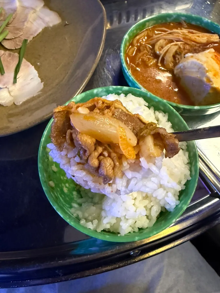 밥과 함께 먹는 순두부칼국수 한 상