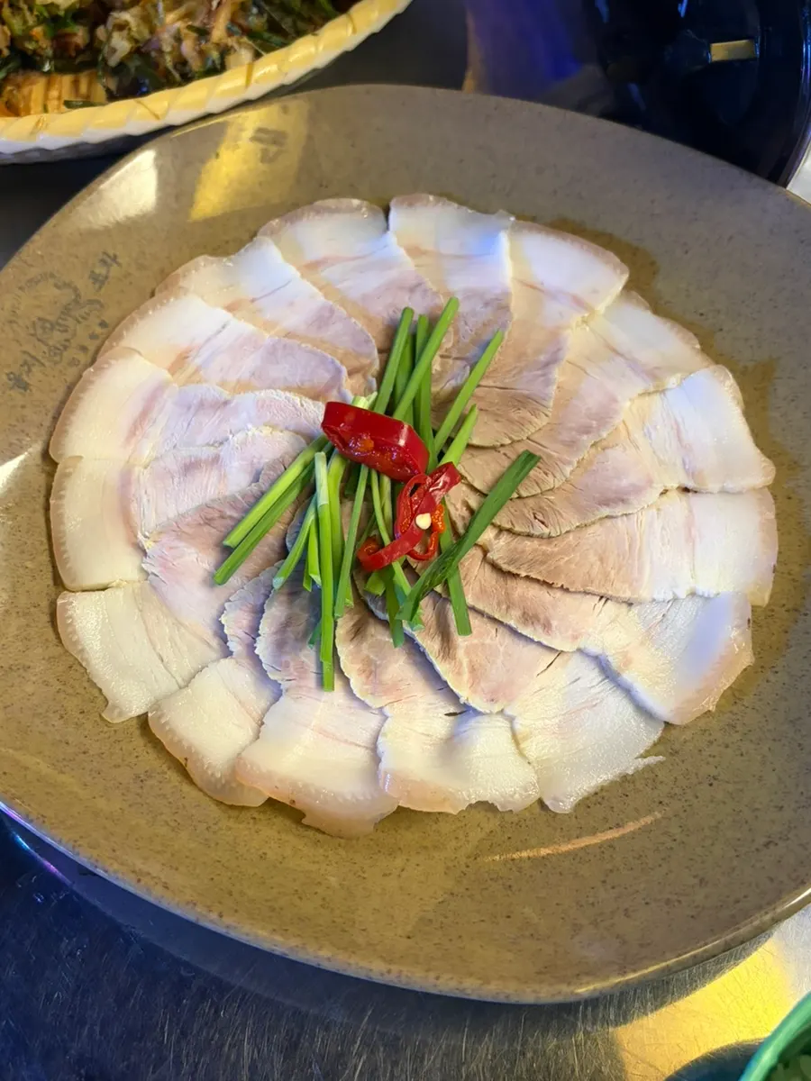 차갑게 나온 냉수육 한 접시