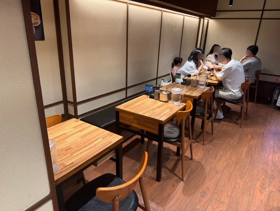 오픈 키친 앞 긴 바 좌석