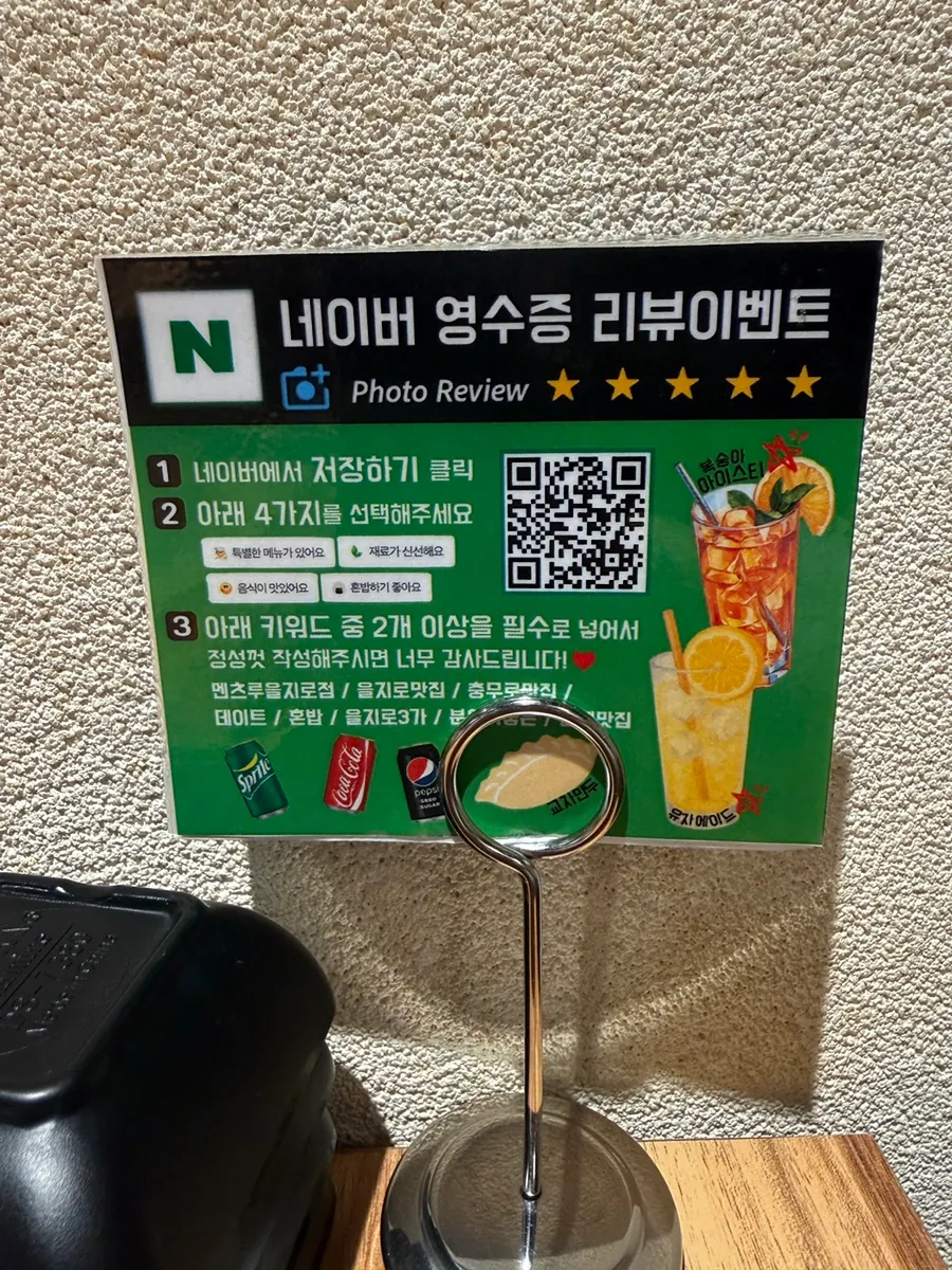 2인석과 4인 테이블이 있는 내부