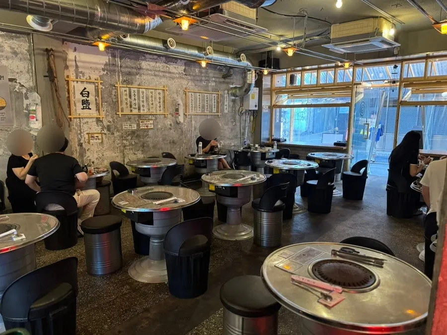 Baegyeom Makchang interior with round tables