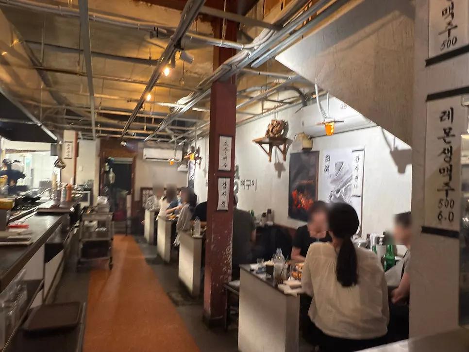 Retro-style dining hall seating at Eulji Baektan Ppyeogui