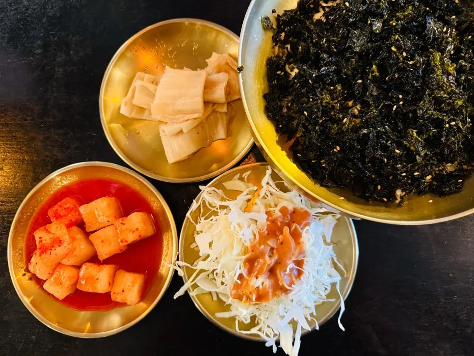 Basic side dishes: cubed radish kimchi and cabbage salad