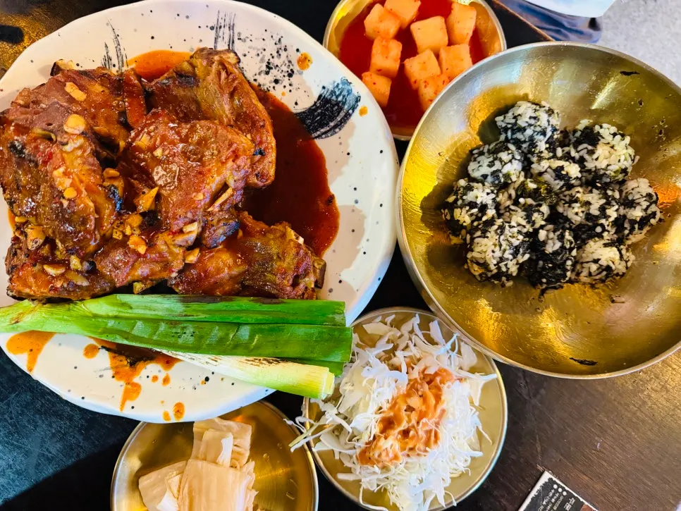 Small charcoal-grilled bones with side dishes served together
