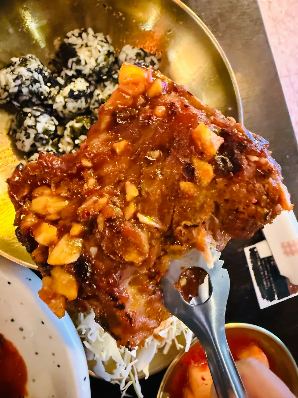 Spicy sauce-coated charcoal-grilled bones