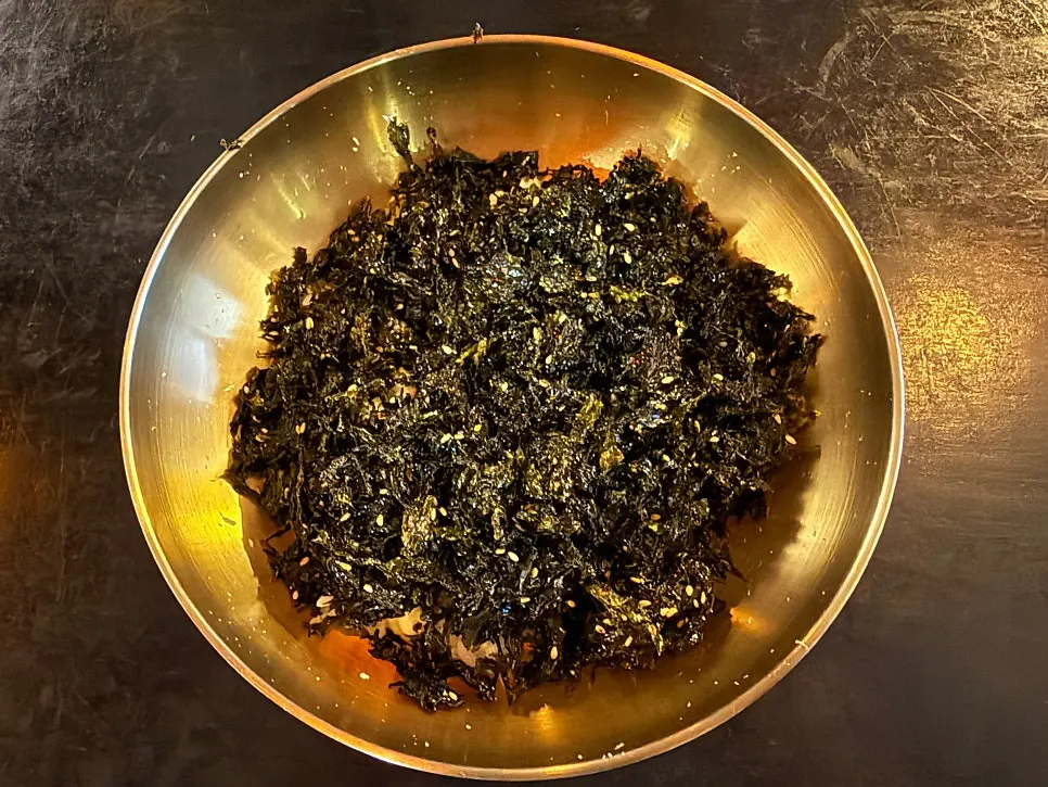 Seaweed flake rice balls with grilled bones