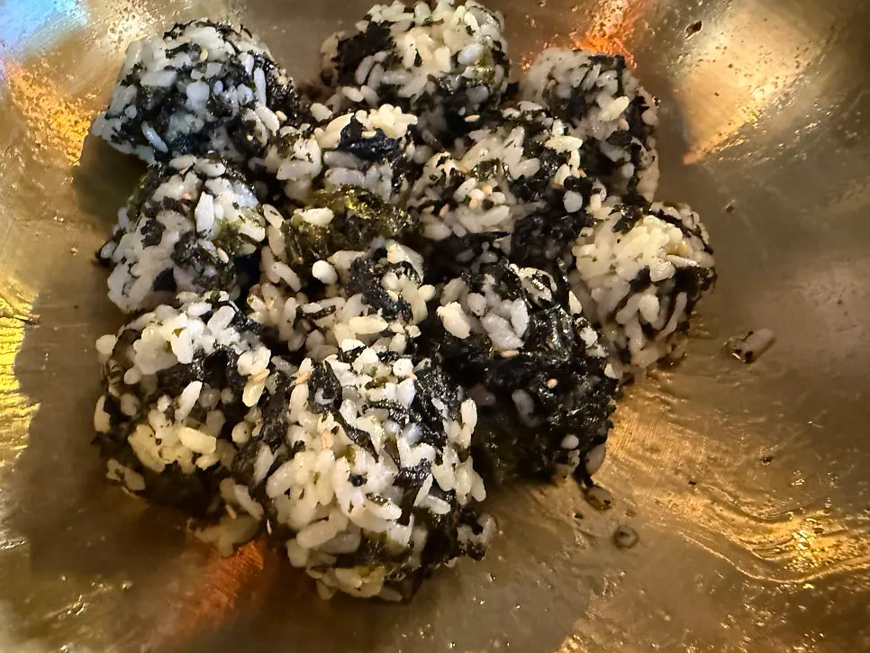 Round-shaped rice balls
