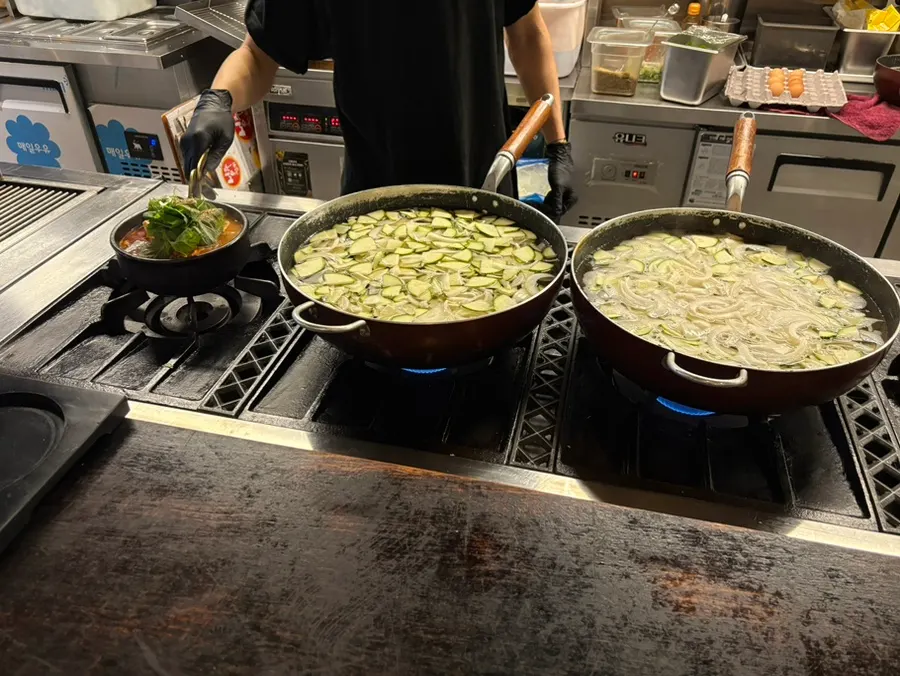 The wide open kitchen at Eulji Baektan Ppyeogui