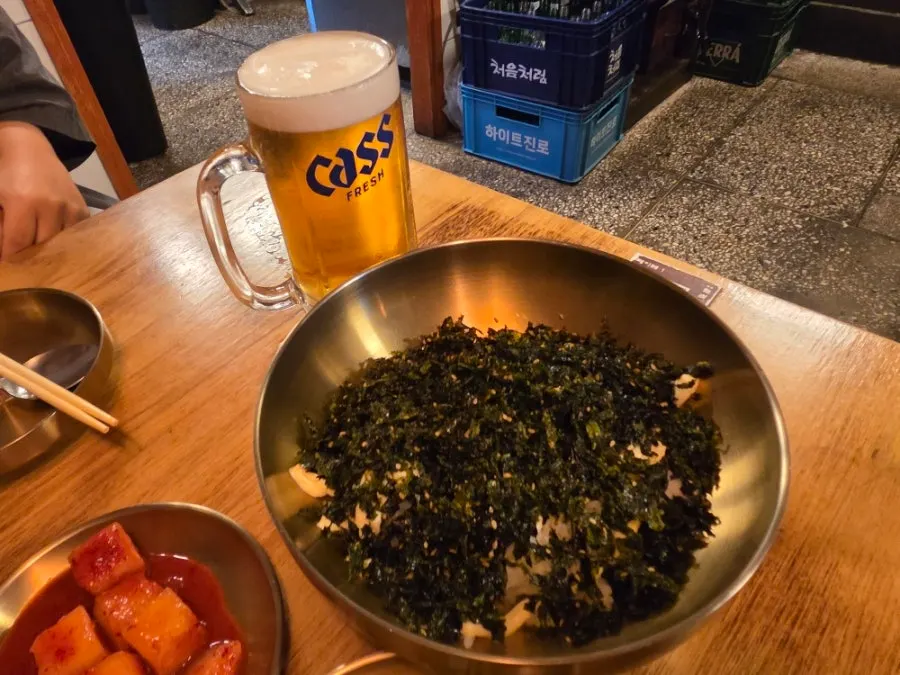 Basic side dishes: white kimchi, kkakdugi, and salad