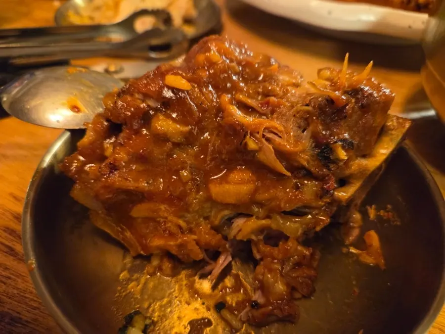 Cut scallion grill served together with the bone BBQ