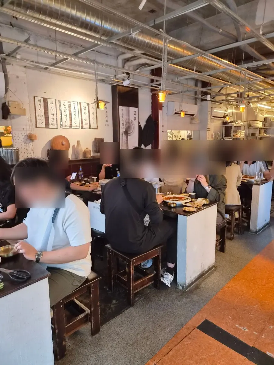 Eulji Baektan Ppyeogui restaurant filled with weekend evening diners