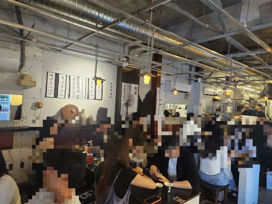 매콤달콤한 소스가 입혀진 뼈구이 클로즈업