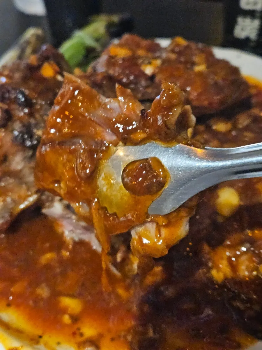 젓가락으로 집어 올린 뼈구이 살점