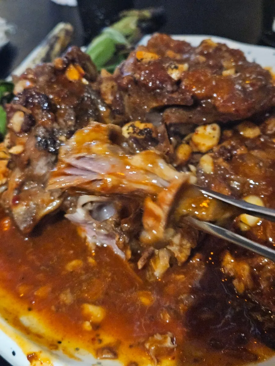 살을 발라 먹고 남은 뼈구이 접시