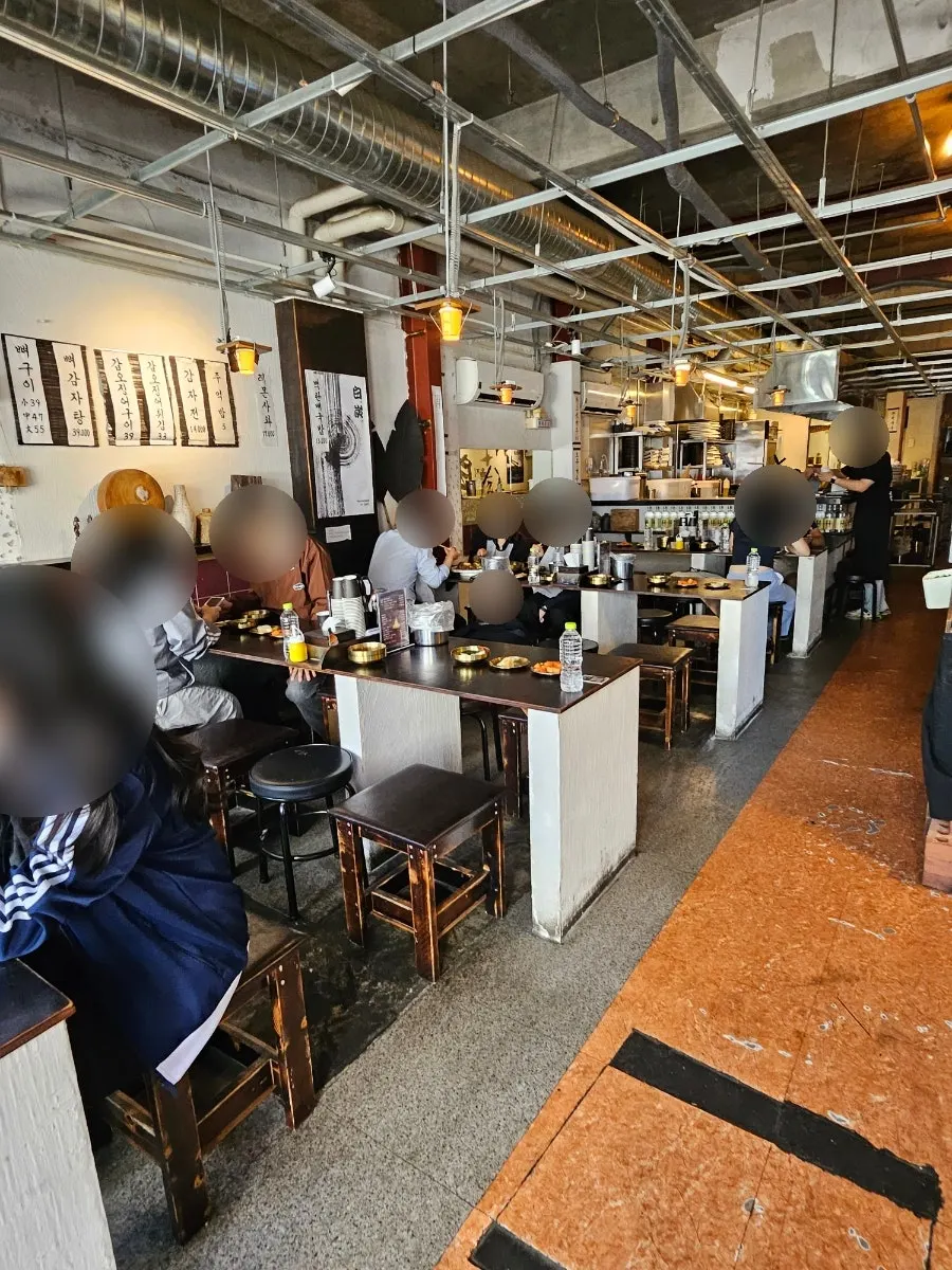 을지백탄뼈구이 입구 주변 골목 풍경
