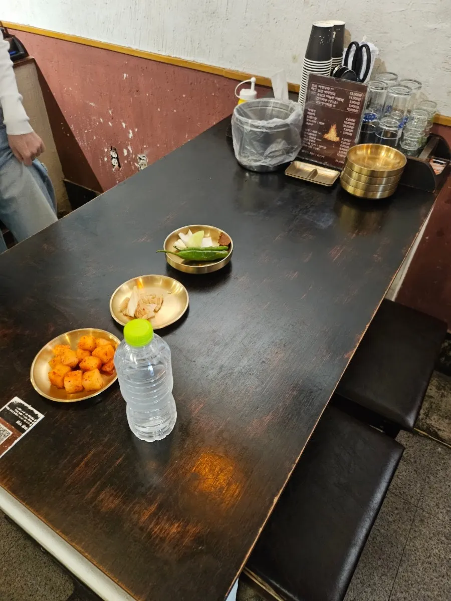 잔과 수저가 세팅된 을지백탄뼈구이 테이블