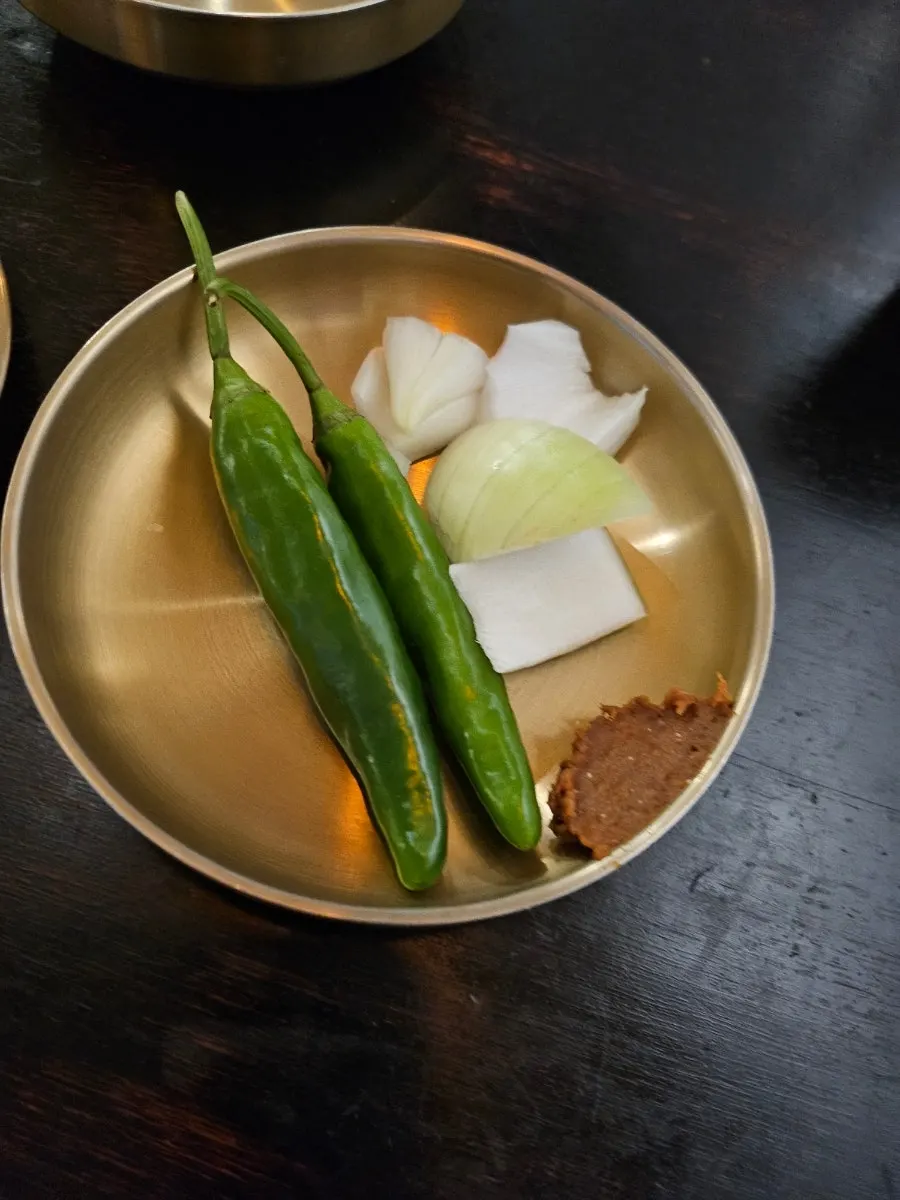 을지백탄뼈구이 기본 밑반찬 세팅