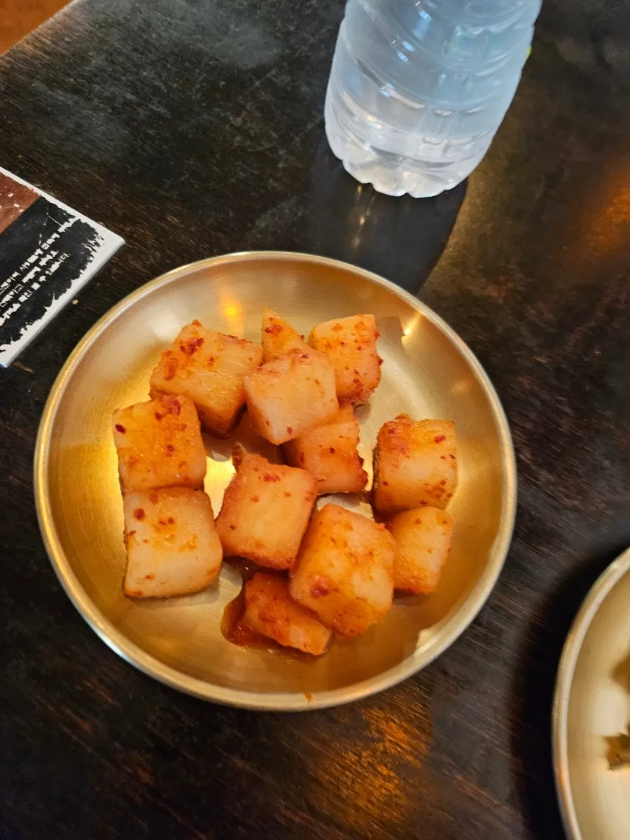 깍두기와 백김치 반찬 접시
