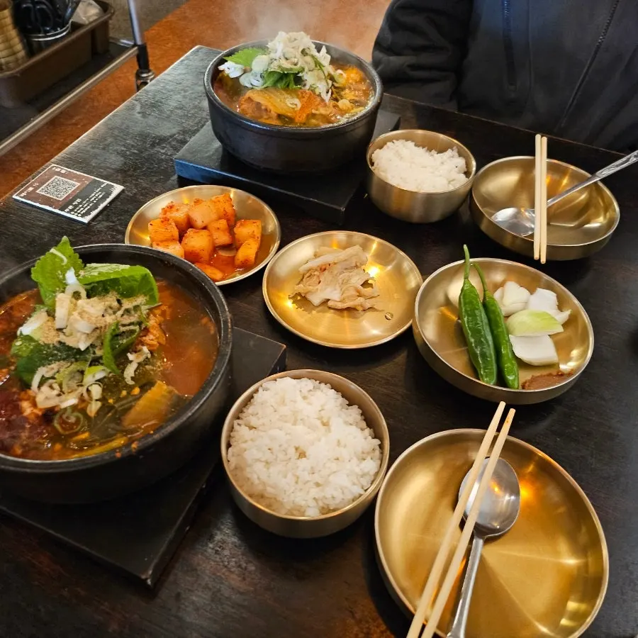 뚝배기에 담겨 나온 뼈해장국 상차림