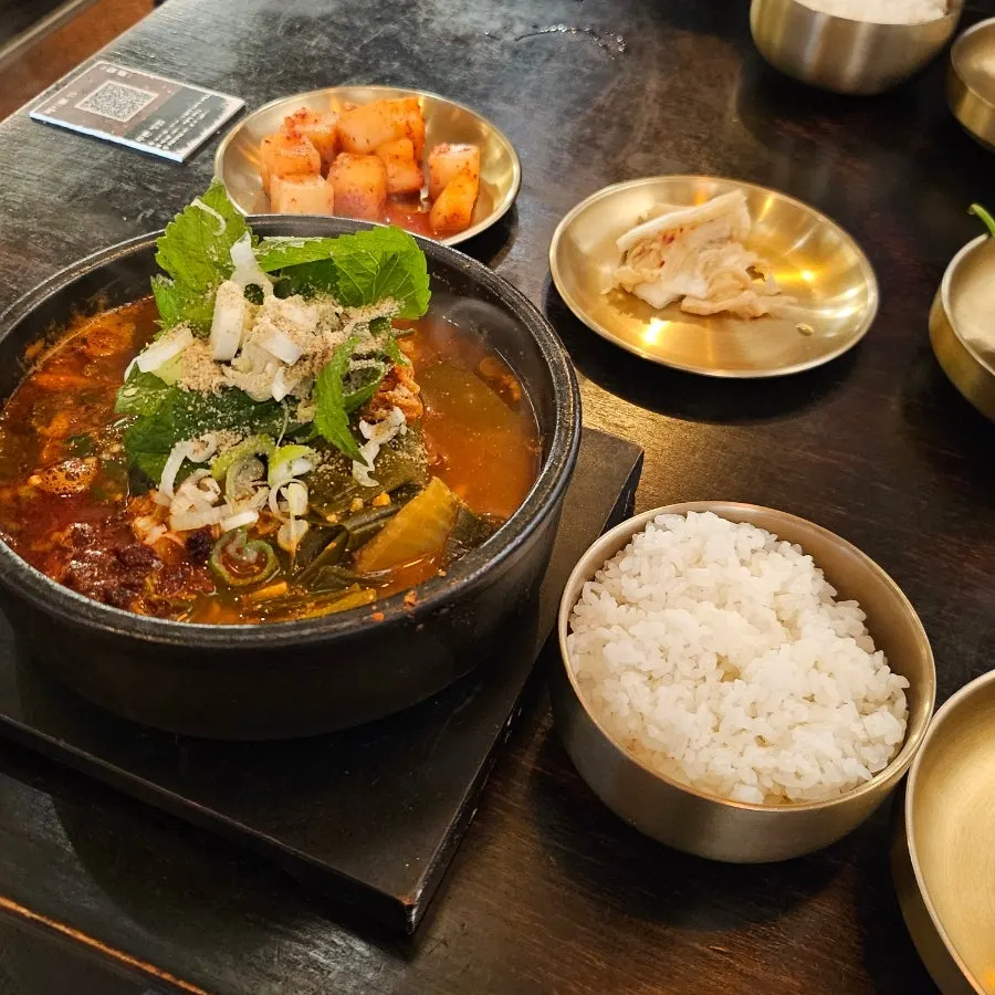뼈해장국과 밑반찬이 놓인 점심 테이블