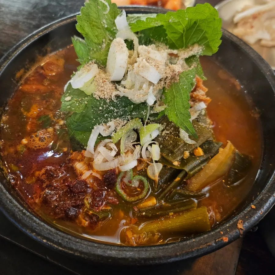 젓가락으로 발라낸 뼈해장국 살코기