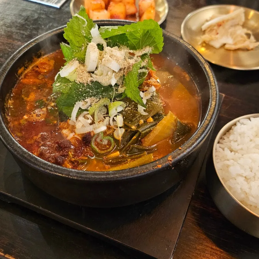 진한 국물의 얼큰뼈해장국 클로즈업