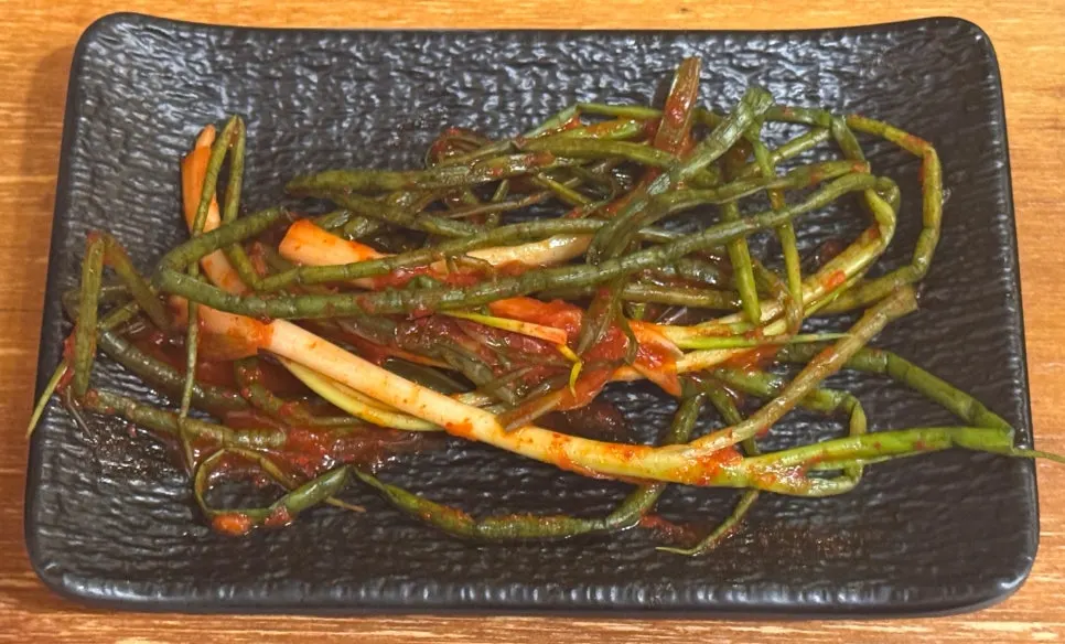 매콤하게 무쳐낸 파김치 반찬