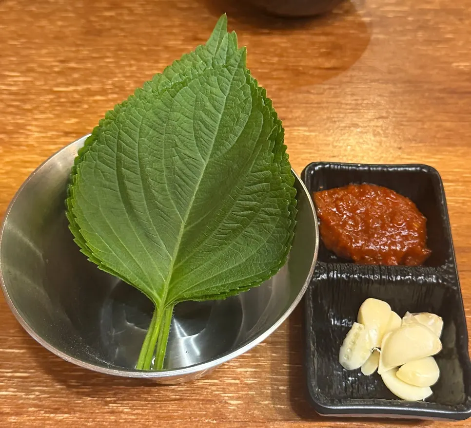 깻잎과 마늘, 쌈장이 함께 나온 쌈 채소 접시