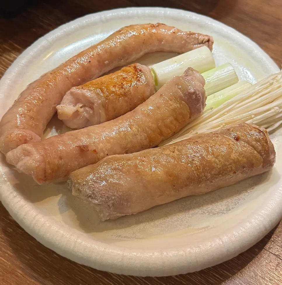 하얀 접시에 담겨 나온 초벌 대구막창 4덩어리