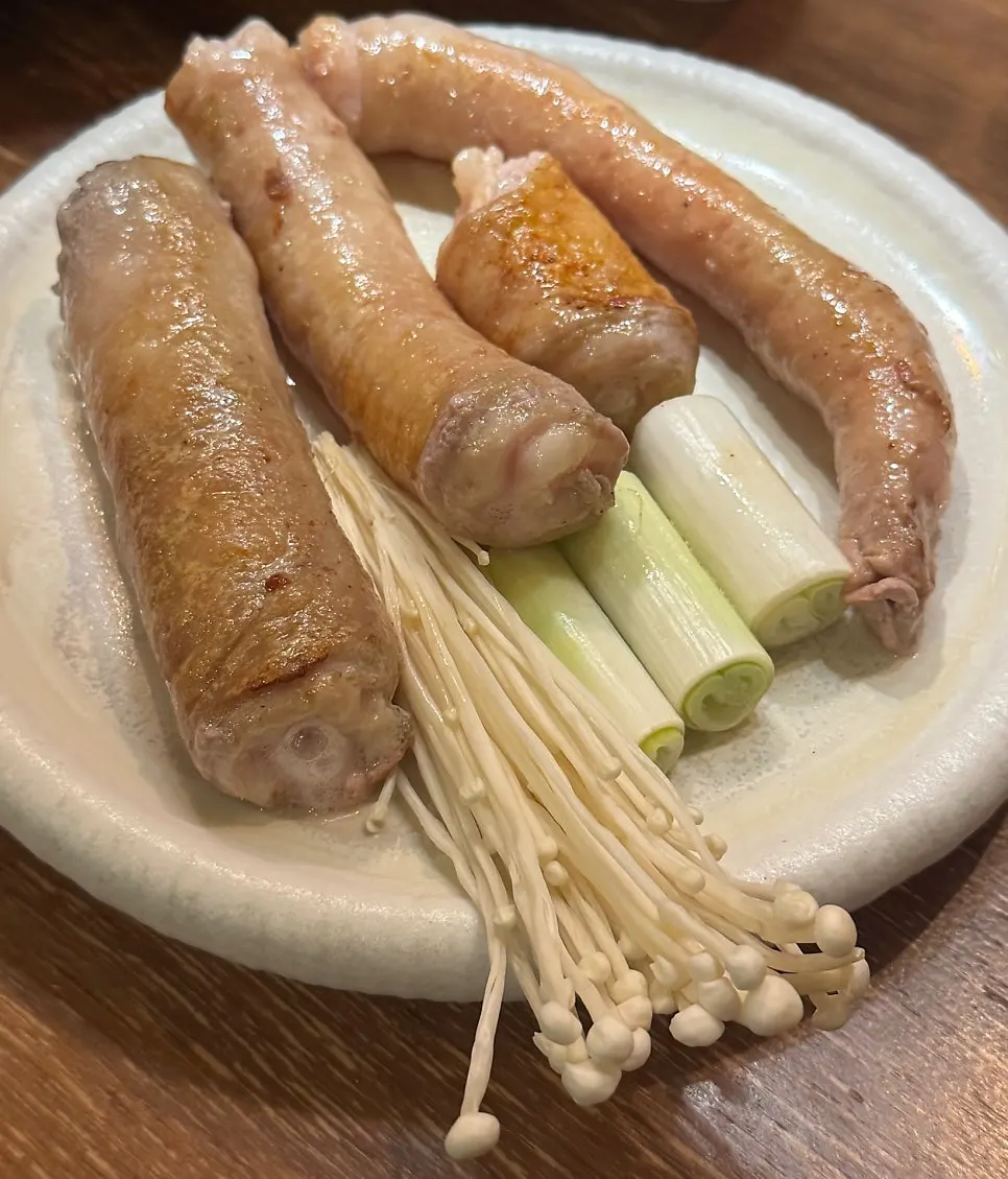 대파와 팽이버섯이 함께 놓인 초벌 대구막창 접시