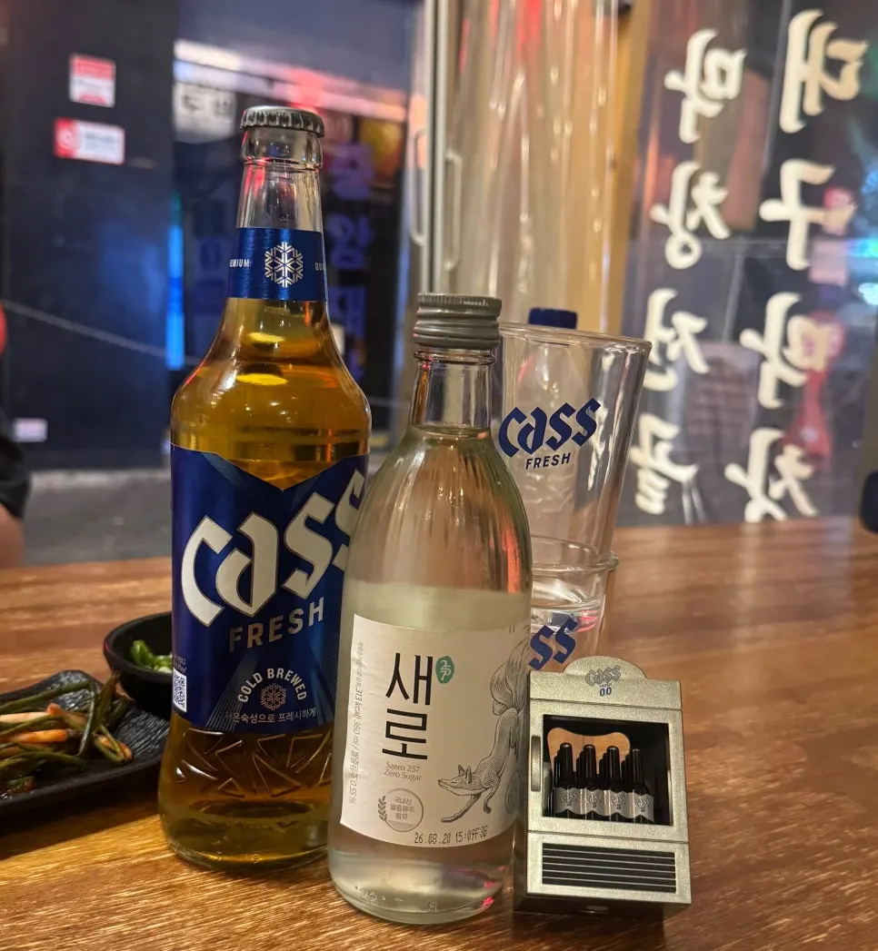 테이블에 세팅된 맥주와 소주, 미니 소주 냉장고 굿즈