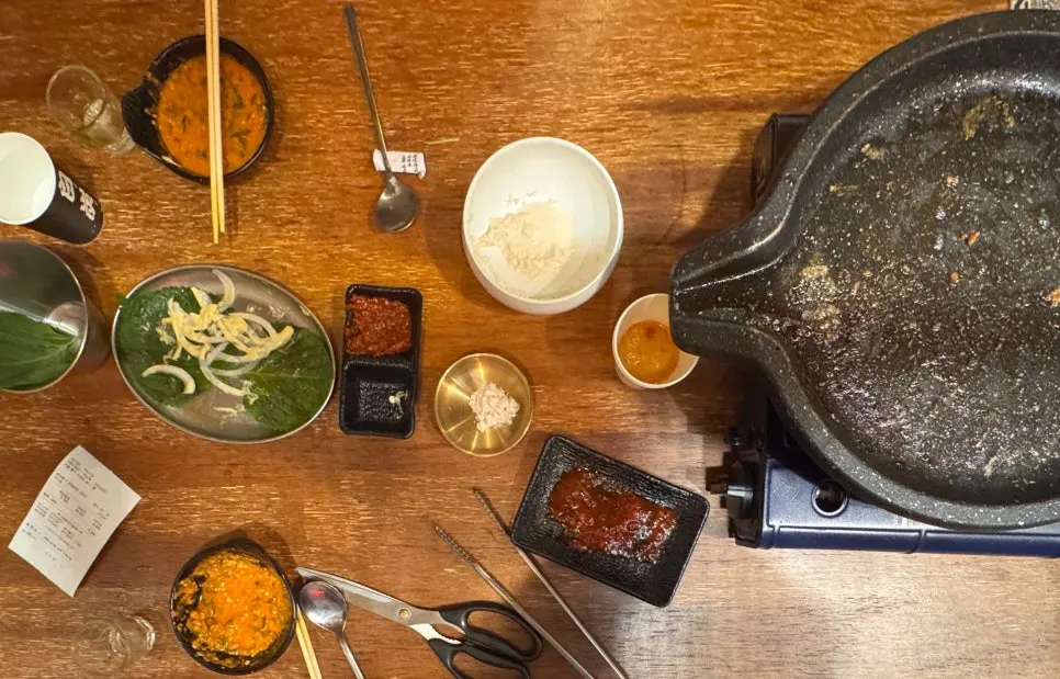 싹 비운 불판과 반찬 접시