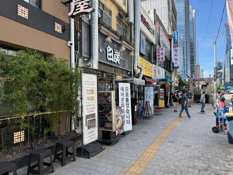 Exterior and street view of Eulji Baektan Ppyeogui near Euljiro 3-ga Station