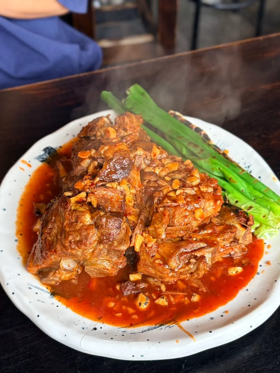 살이 두툼하게 붙은 백탄 뼈구이