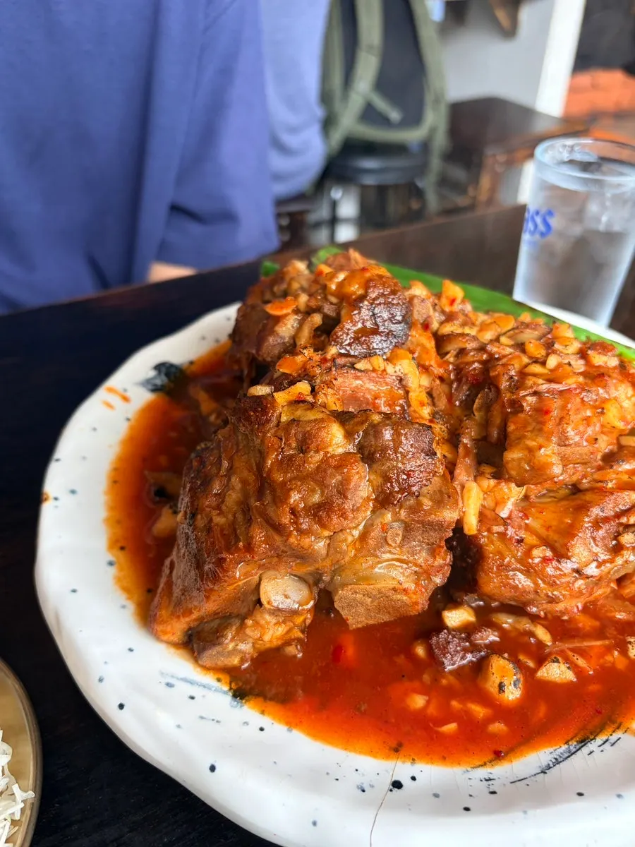 젓가락으로 발라낸 뼈구이 살코기