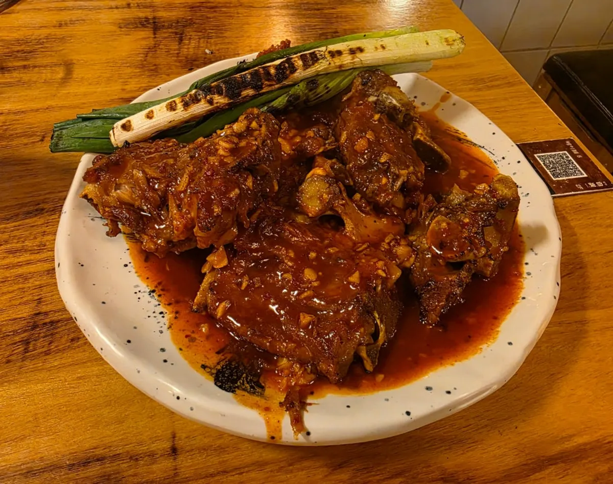 乙支白炭骨烤肉的白炭骨烤肉上桌擺盤