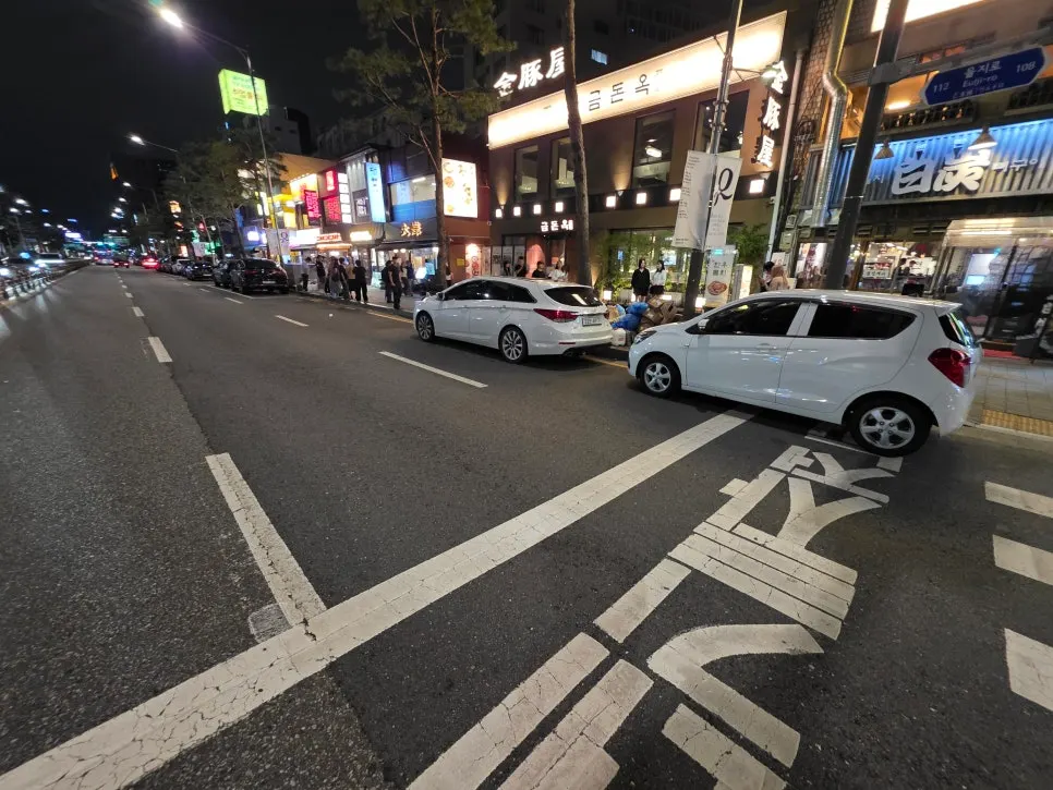 店前大馬路旁的停車區域