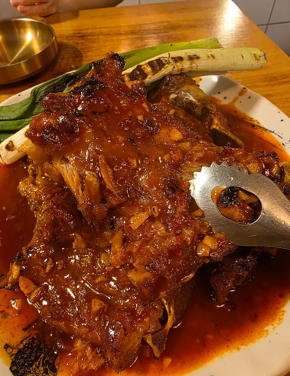 用夾子剔出的骨烤肉肉片