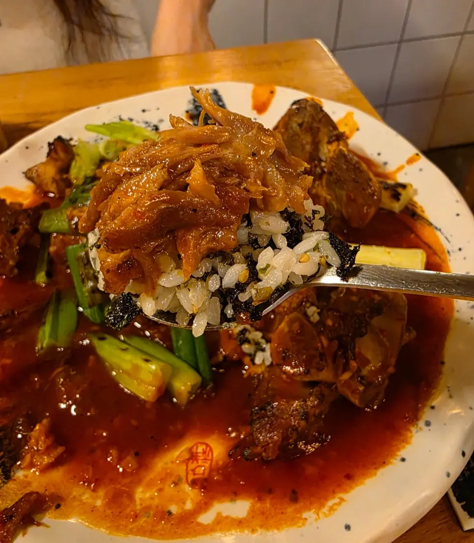 鋪上骨烤肉肉片的飯糰