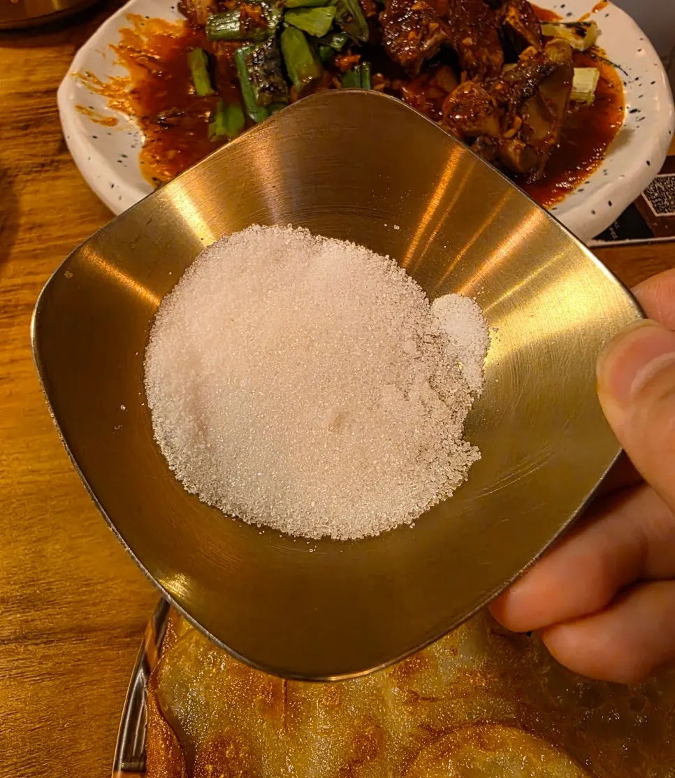 搭配馬鈴薯煎餅端上的沾鹽