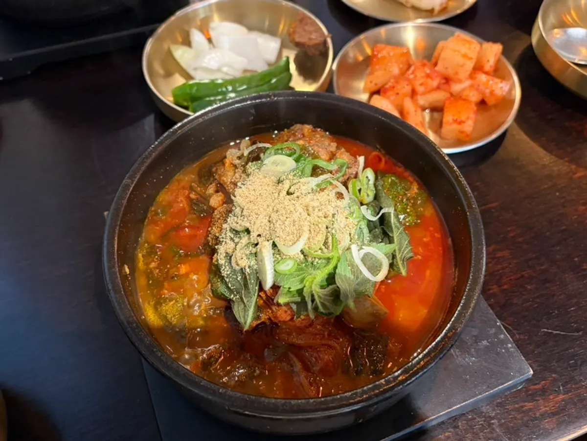 을지백탄뼈구이 점심특선 백탄 뼈해장국 한 그릇