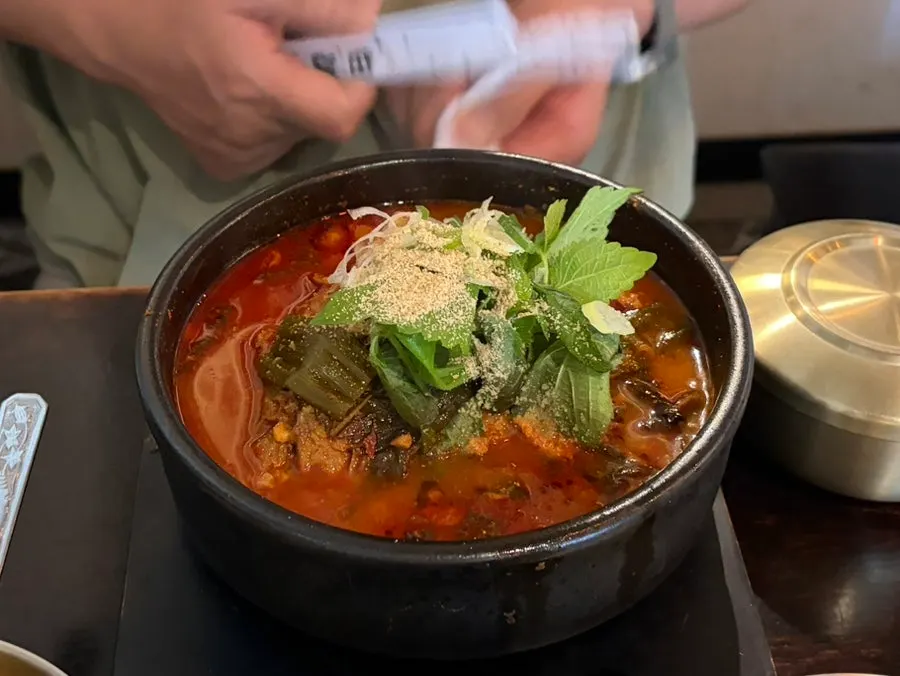 뼈해장국을 앞에 두고 식사 준비하는 모습