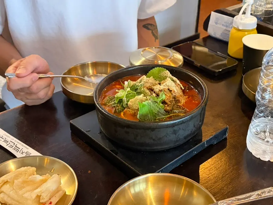 뼈해장국을 한 수저 뜨는 장면