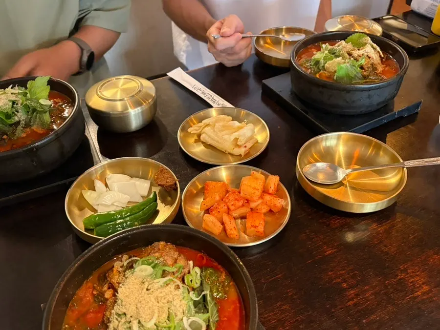 셋이 함께 식사를 시작한 식탁